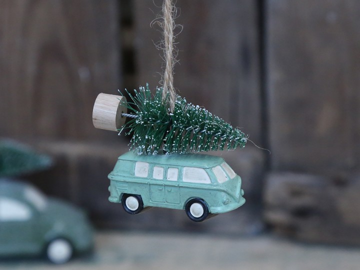 Vianočná ozdoba auto so stromčekom