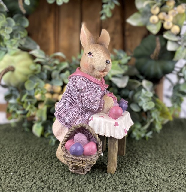 Veľkonočná Zajačica pri stolíku