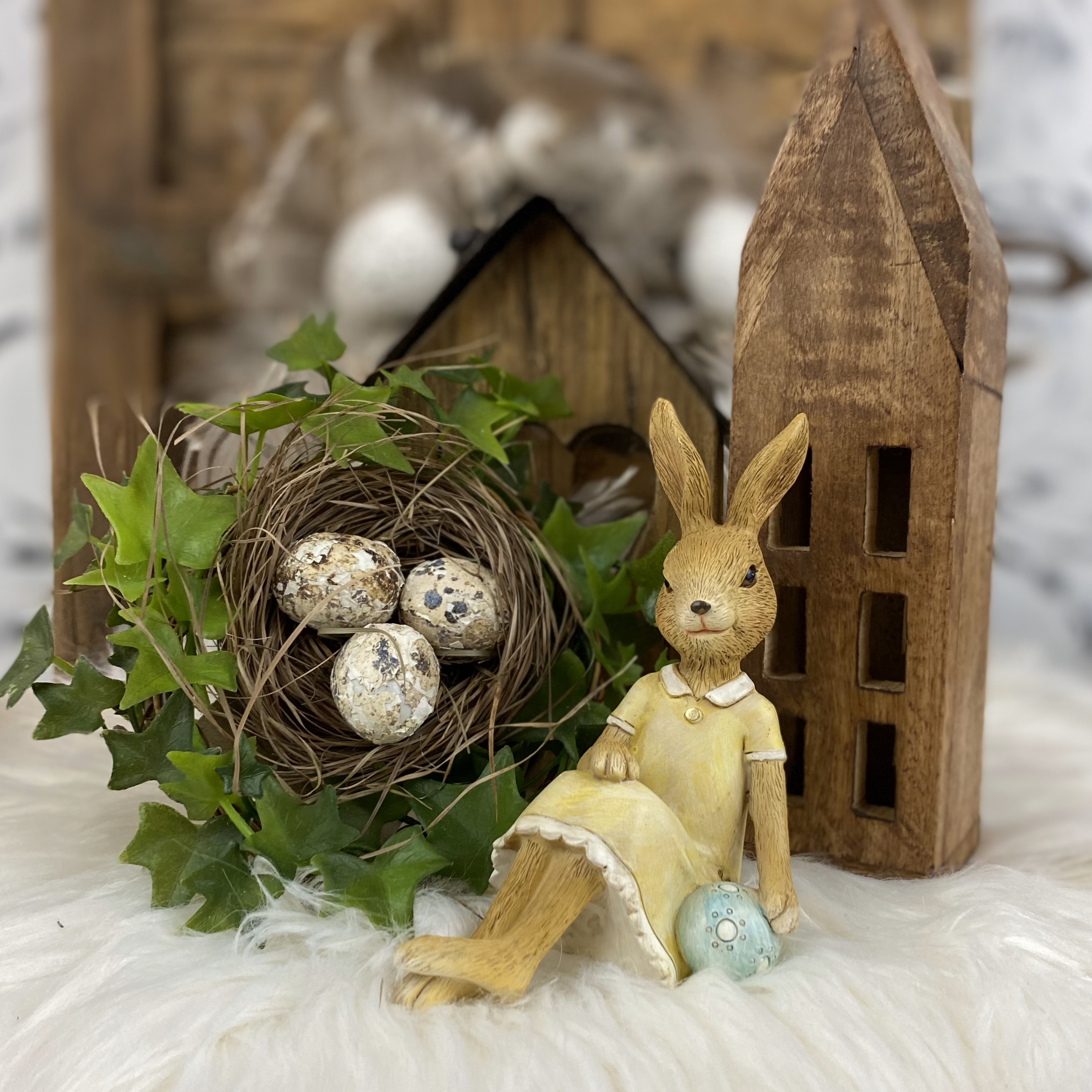 Veľkonočná dekorácia zajačica s modrým vajíčkom