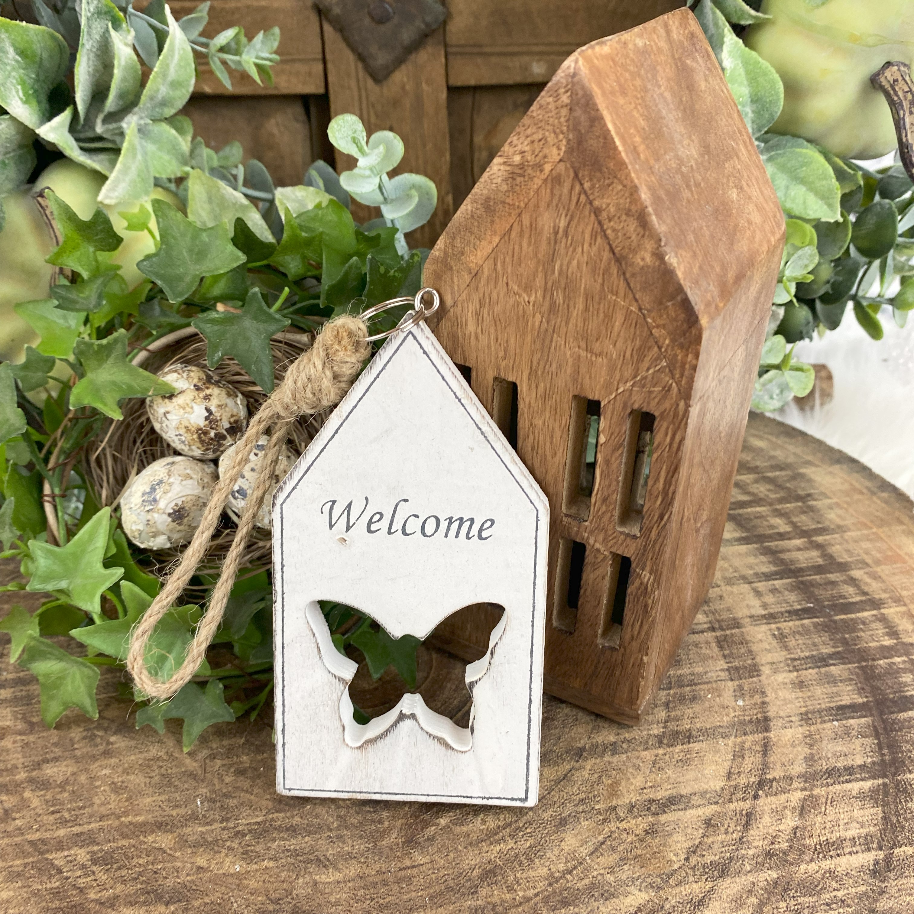 Drevený domček Welcome s vyrezaným motýľom, biely