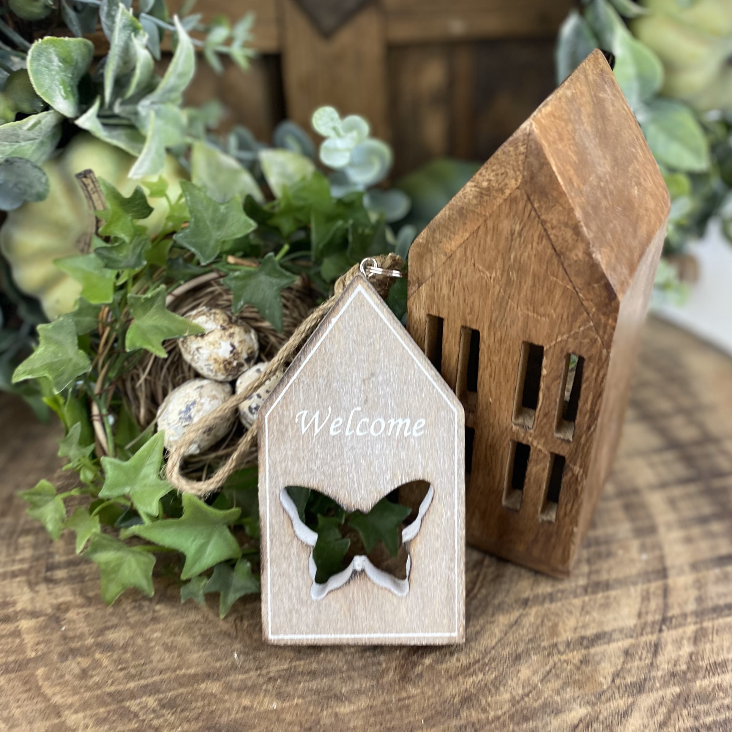 Drevený domček Welcome s vyrezaným motýľom, hnedý