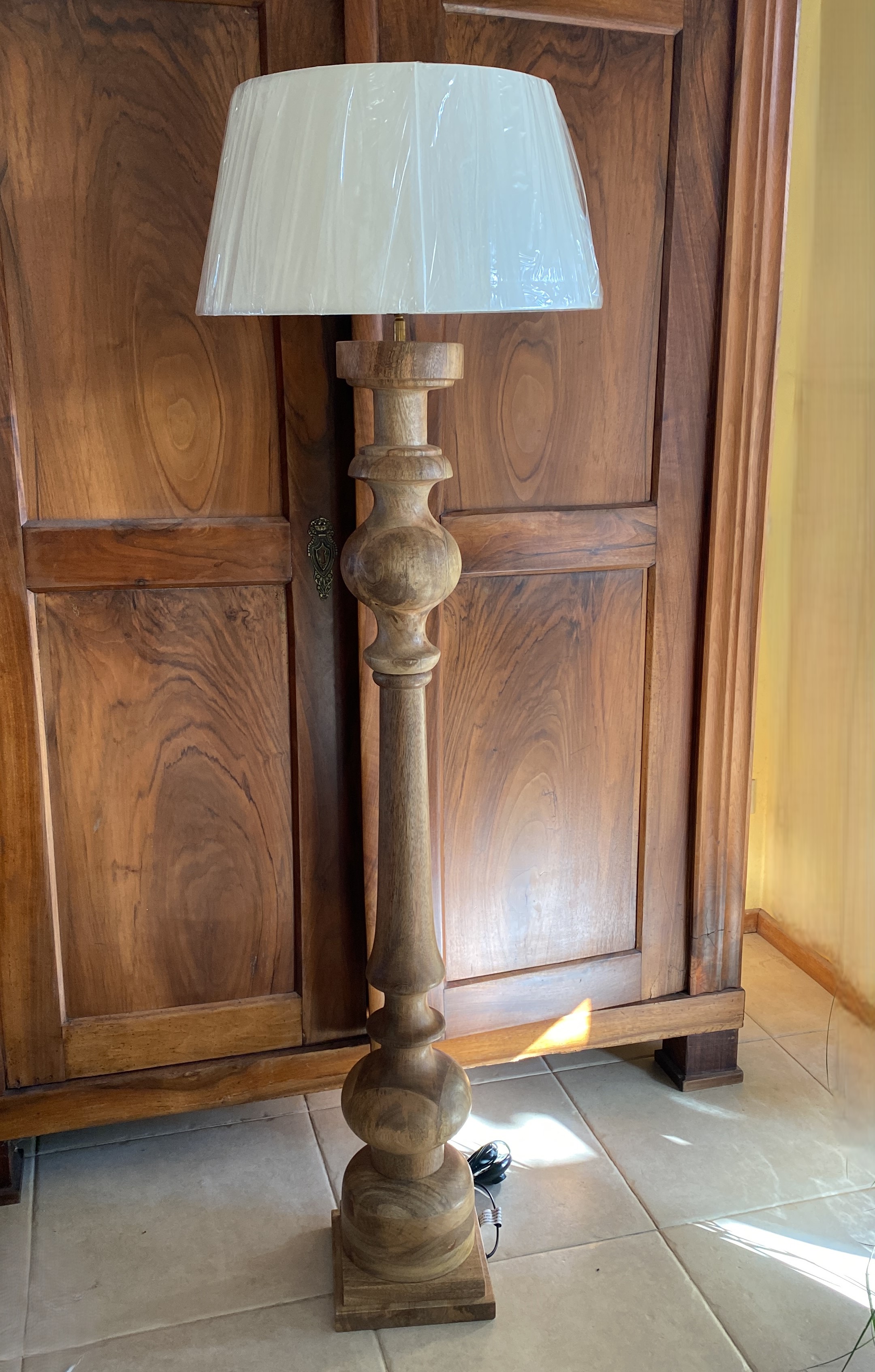 Drevená stojacia lampa, výška 129 cm
