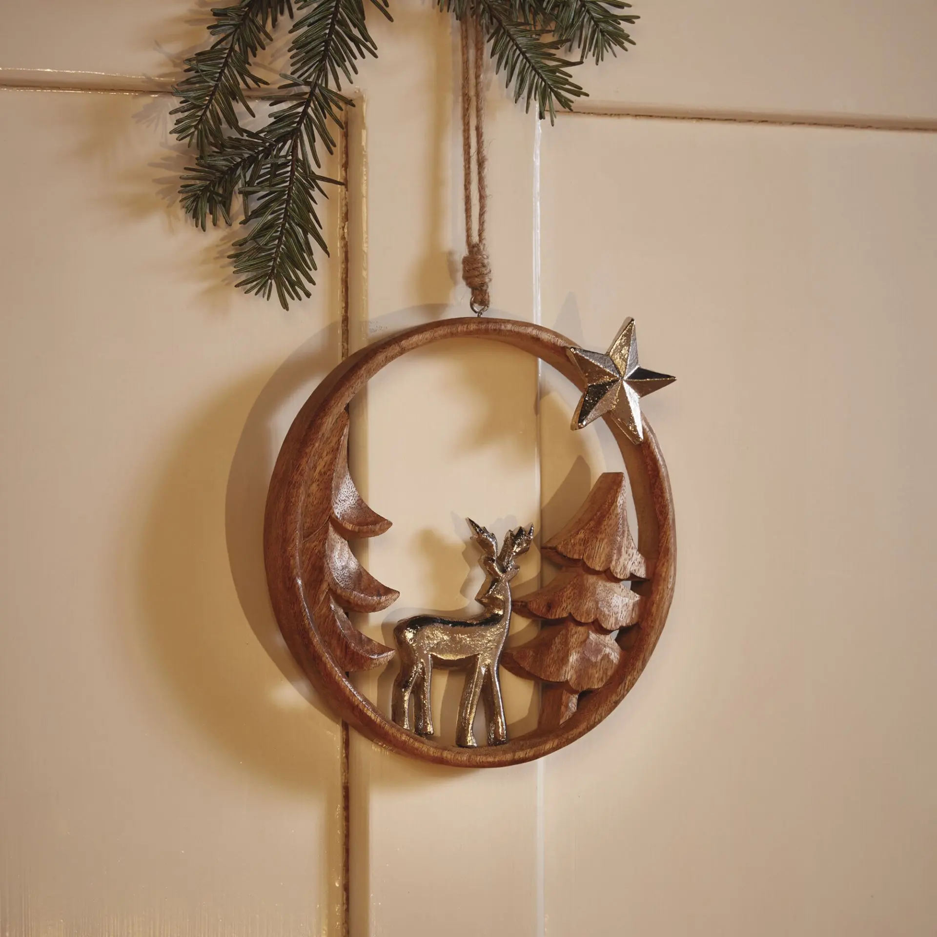 Dekoratívny venček na zavesenie s jelenčekom