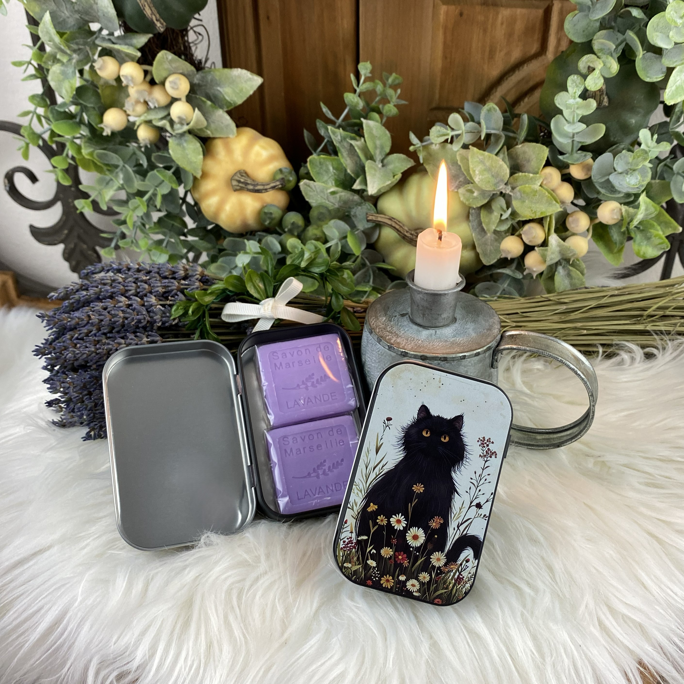 Levandulové mydlo v kovovej krabičke s čiernou mačičkou