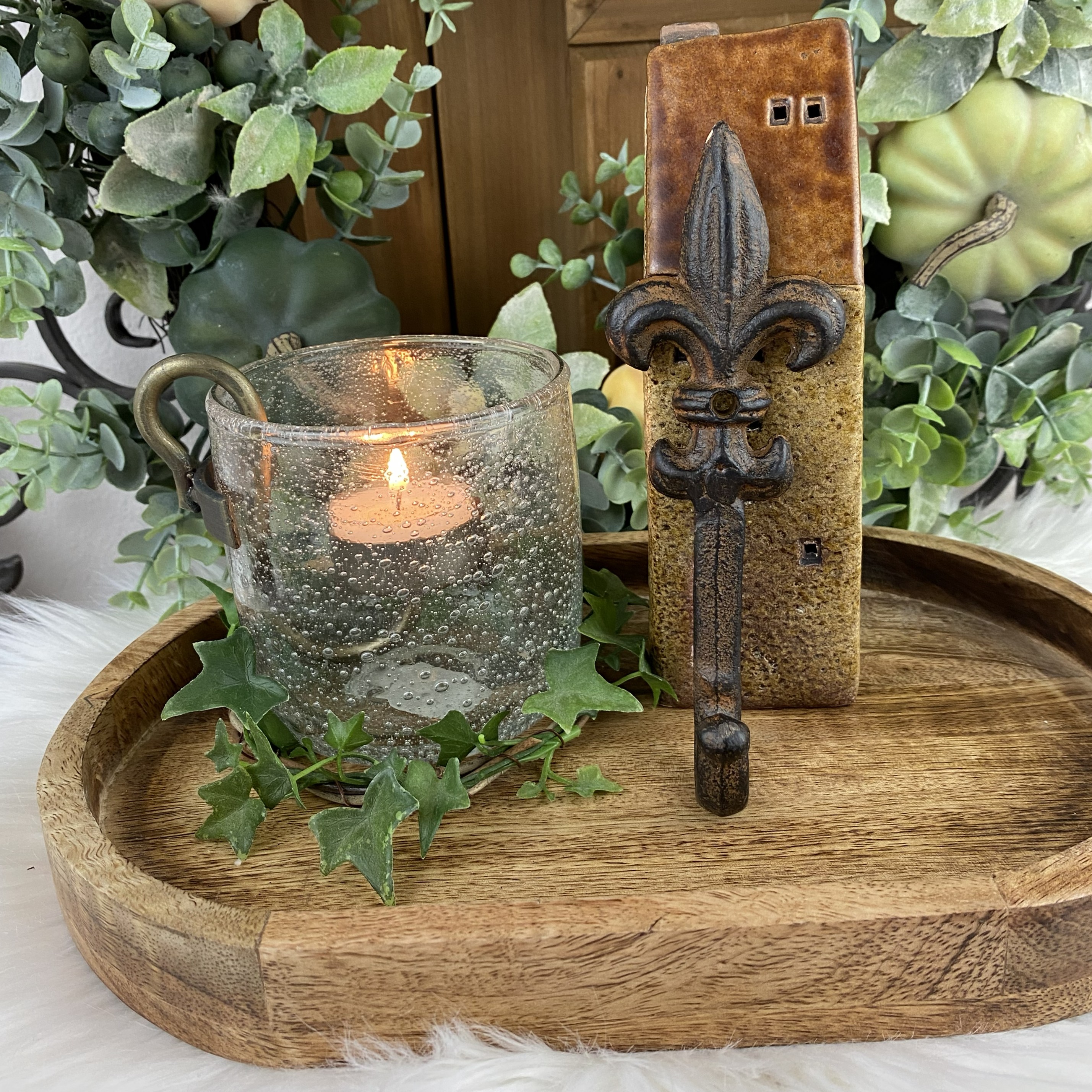 Kovový vešiak Lilium, hnedá patina