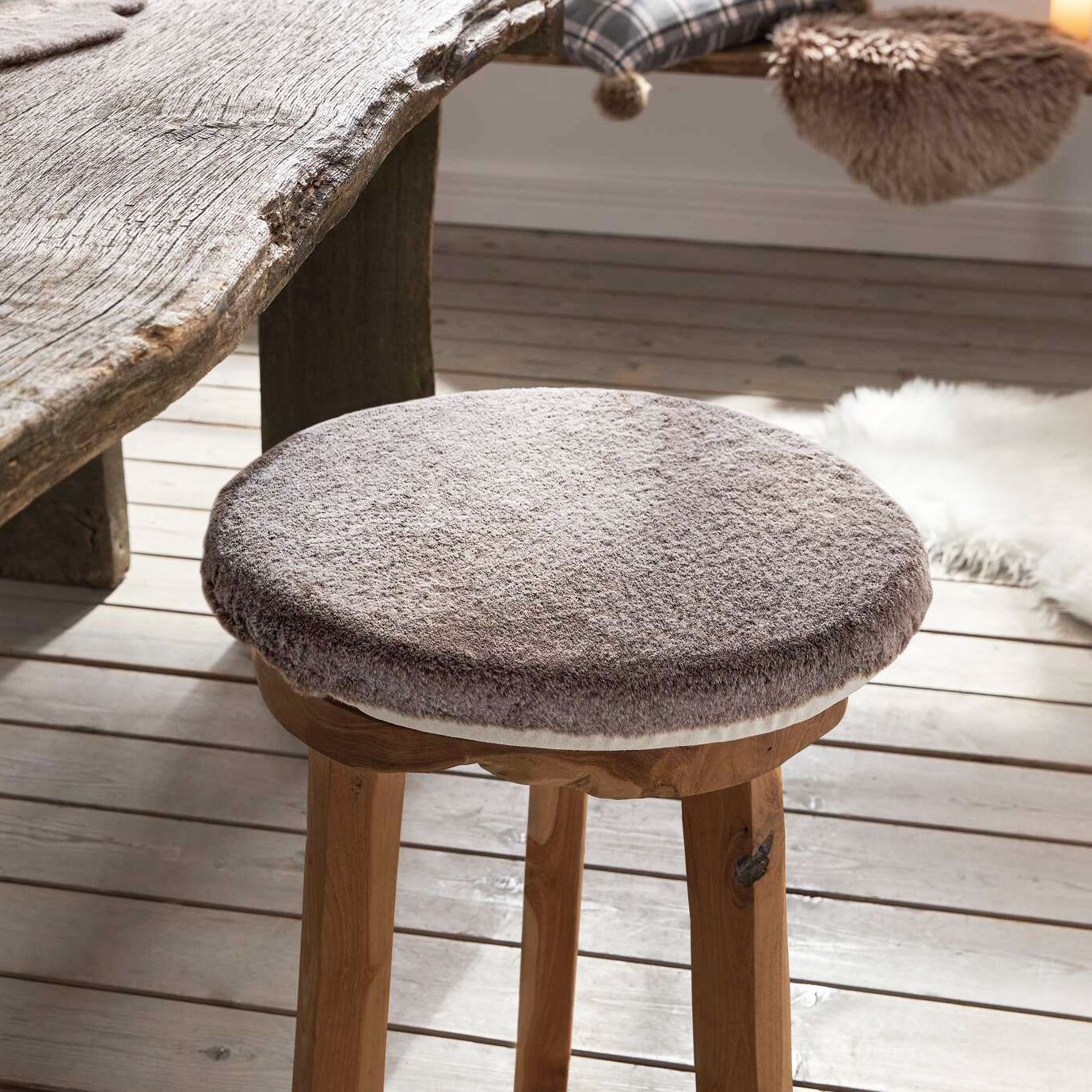 Huňatý sedák na stoličku, hnedý